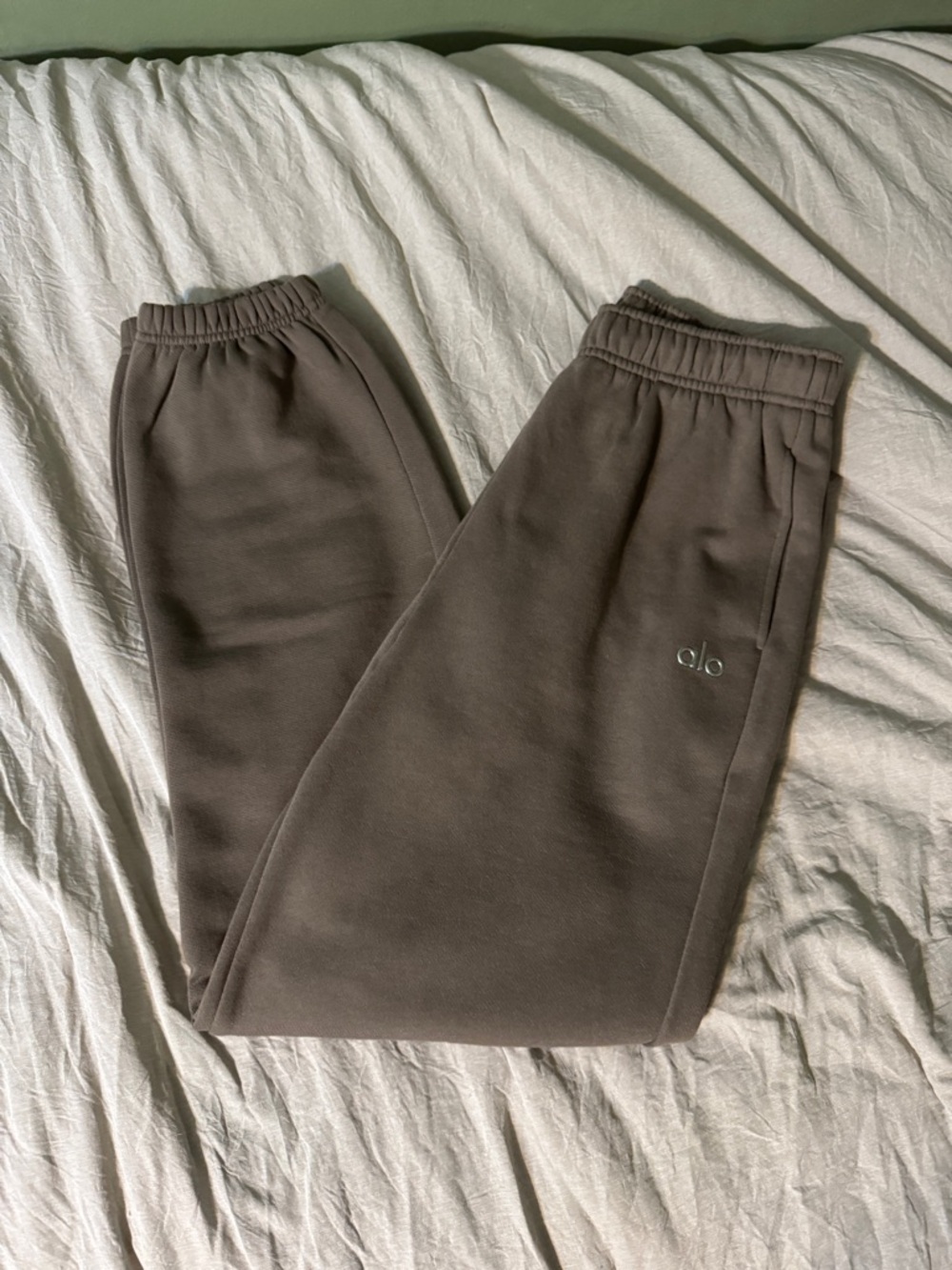 Alo Accolade Olive Tree Sweat Set - Picture 3 of 9